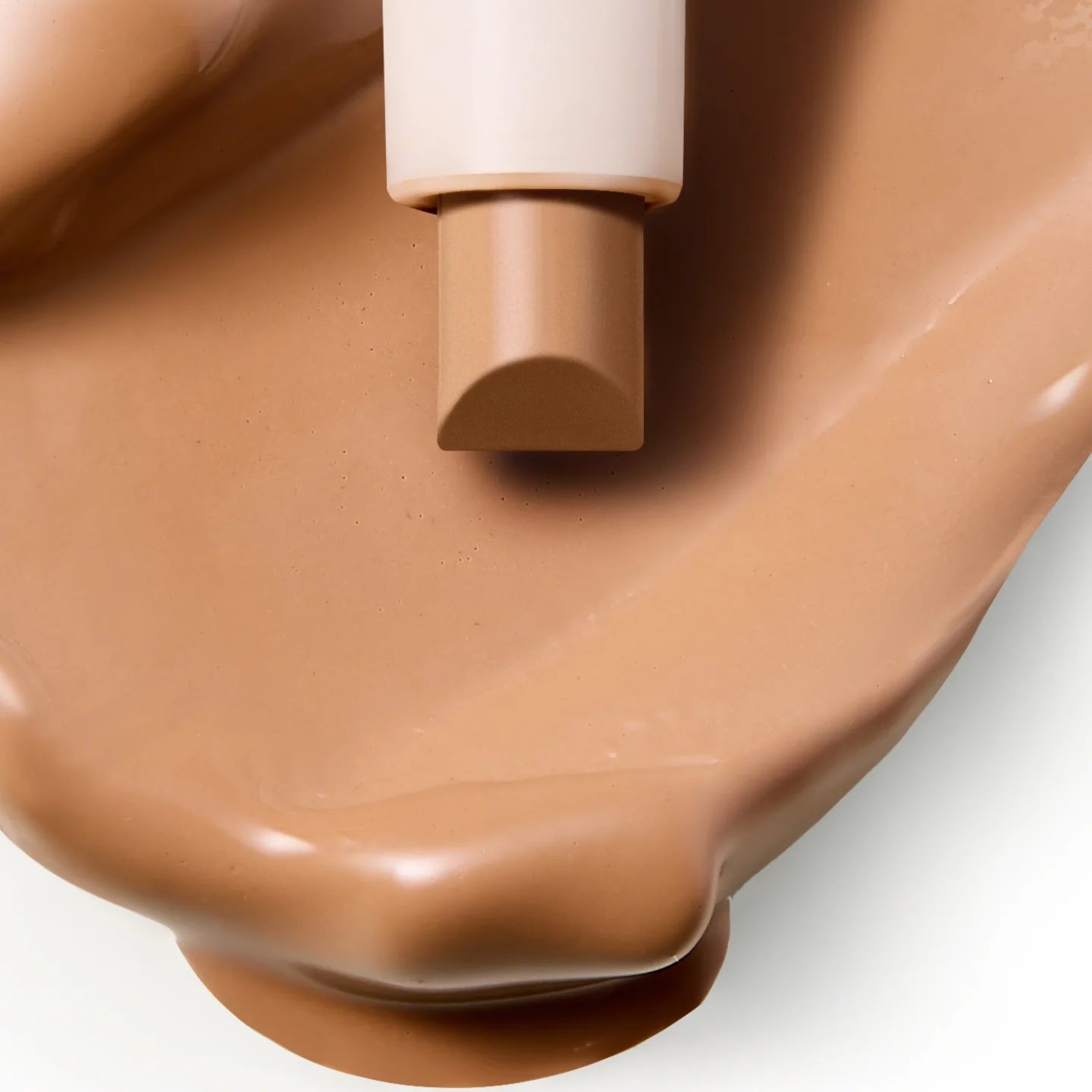 MOUMOU  Pro Contouring Noes Shading, sur peau maquillée, tube de contouring visible en gros plan, lumière douce