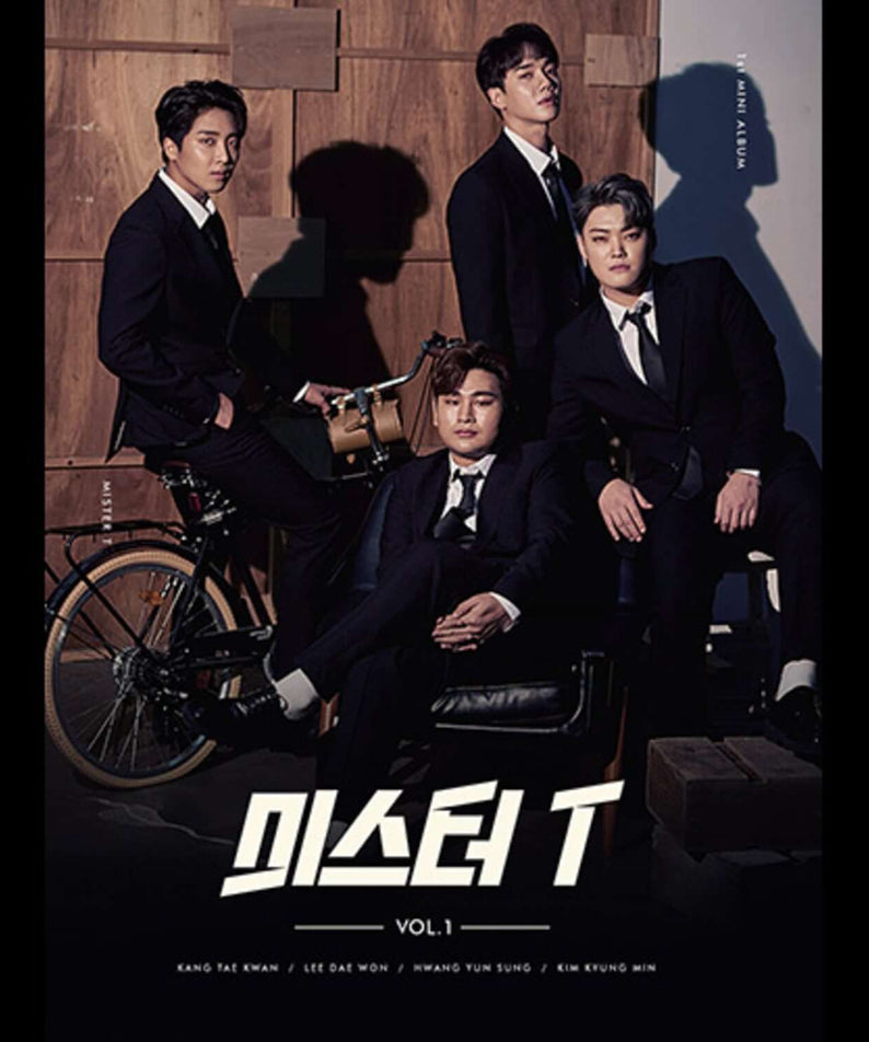MR. T - [VOL. 1] - Album Kpop : visuel promo MR. T, groupe en costumes près d’un vélo, ambiance urbaine.