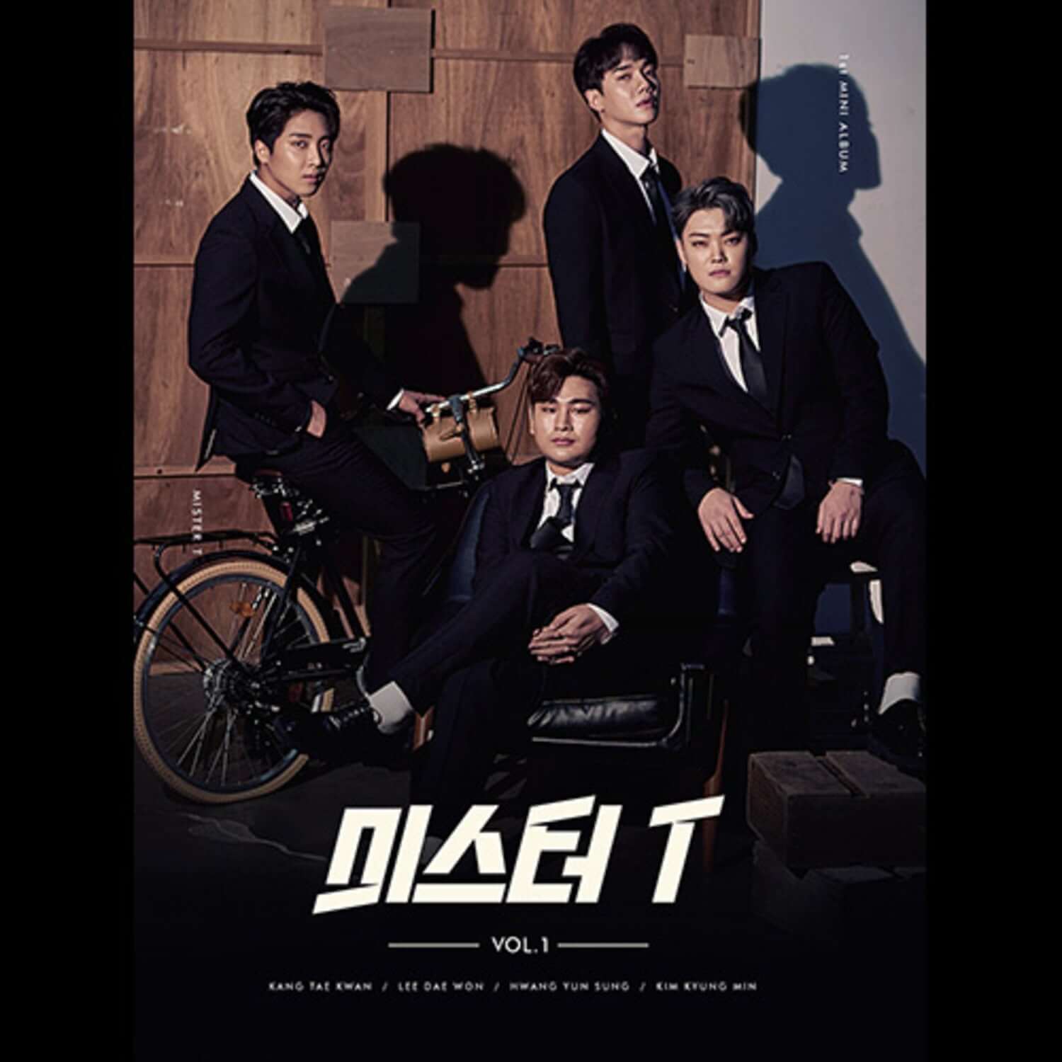 MR. T - [VOL. 1] - Album Kpop : visuel promo MR. T, groupe en costumes près d’un vélo, ambiance urbaine.