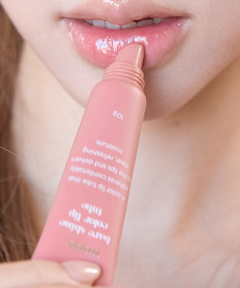 MUDE Bear Shine Lip Tube 10g, tube rose appliqué sur les lèvres, gros plan maquillage, marque MUDE, contexte beauté.