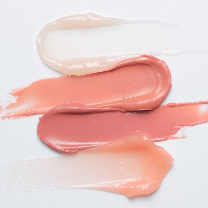 MUDE Bear Shine Lip Tube 10g de la marque MUDE, tube et texture de baume sur fond clair, visuel cosmétique.