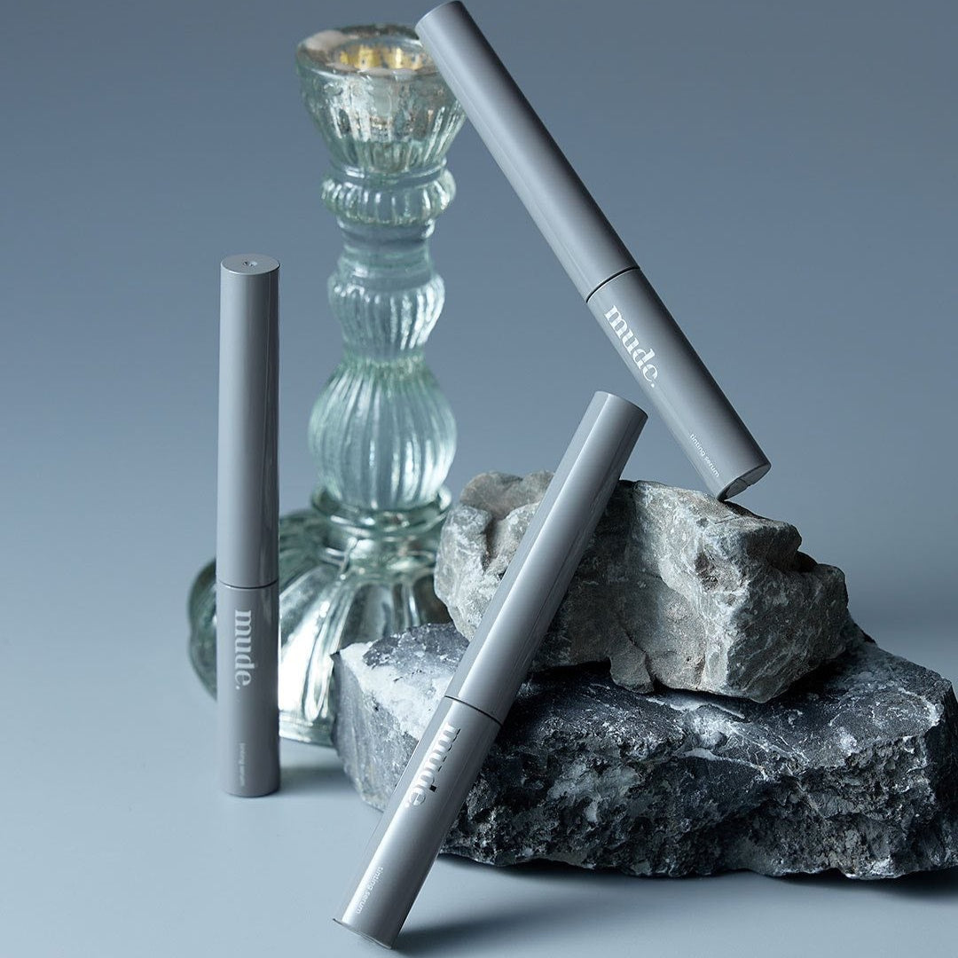MUDE Eye Eye Ting Ting Serum Shot MUDE, sérum contour des yeux sur rochers et glace, flacon et applicateur sur fond bleu