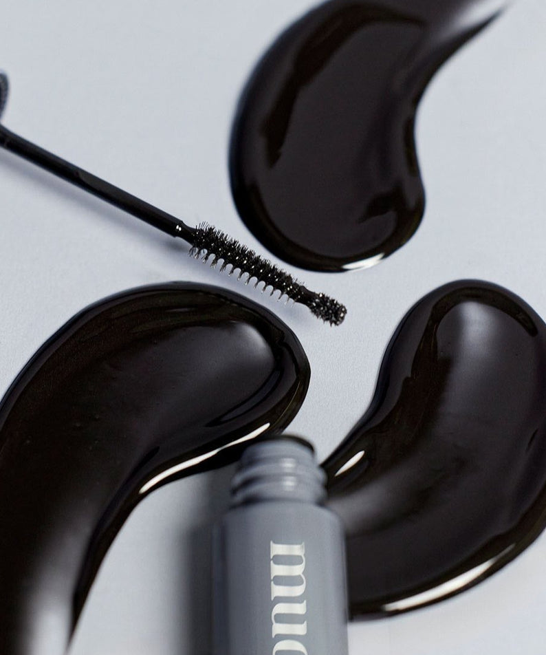 MUDE Eye Eye Ting Ting Serum Shot MUDE, sérum pour les yeux sur fond blanc, application avec gouttes noires et pinceau