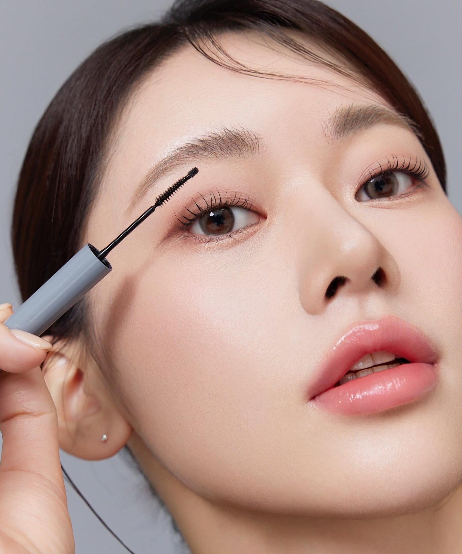 Application de mascara pour des cils volumineux et définis. Parfait pour accompagner le MUDE Eye Eye Ting Ting Serum Shot.