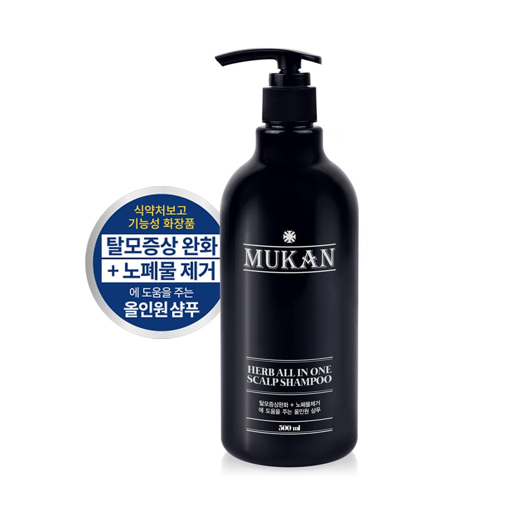 MUKAN Herb All-in-One Scalp Shampoo 500ml, bouteille noire avec pompe, sur fond blanc, étiquette produit visible.