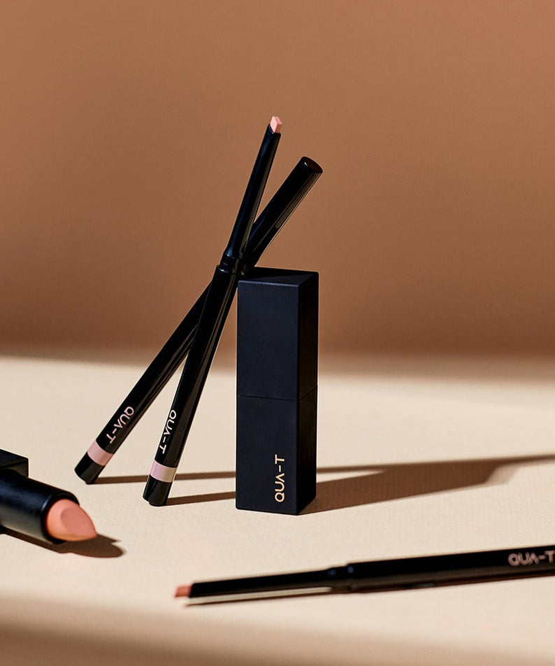 QUA-T NEW My Mood Lip Liner en plusieurs nuances sur fond beige.