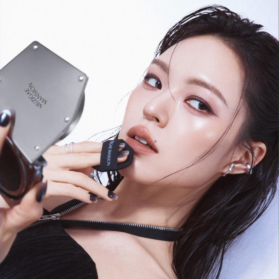 MUZIGAE MANSION Rainbow Mansion Stain Nude Mesh Cushion, portrait maquillage devant le miroir, look nude irisé arc-en-ciel