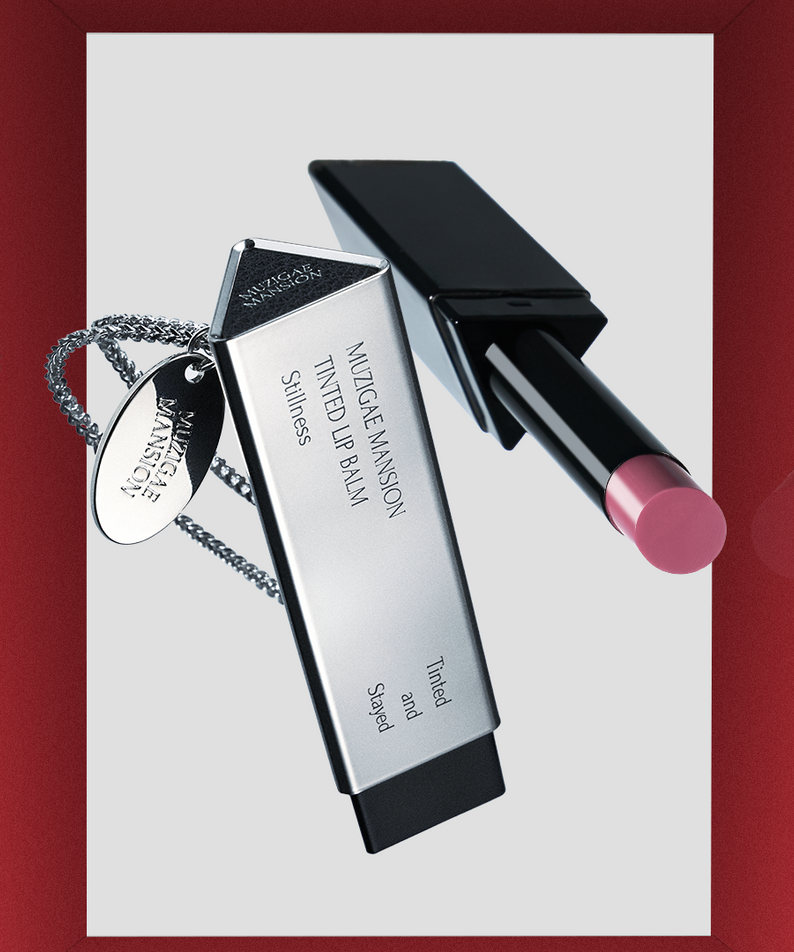 MUZIGAE MANSION Tinted Lip Balm, sur fond rouge, packaging et baume teinté, présentation beauté élégante.