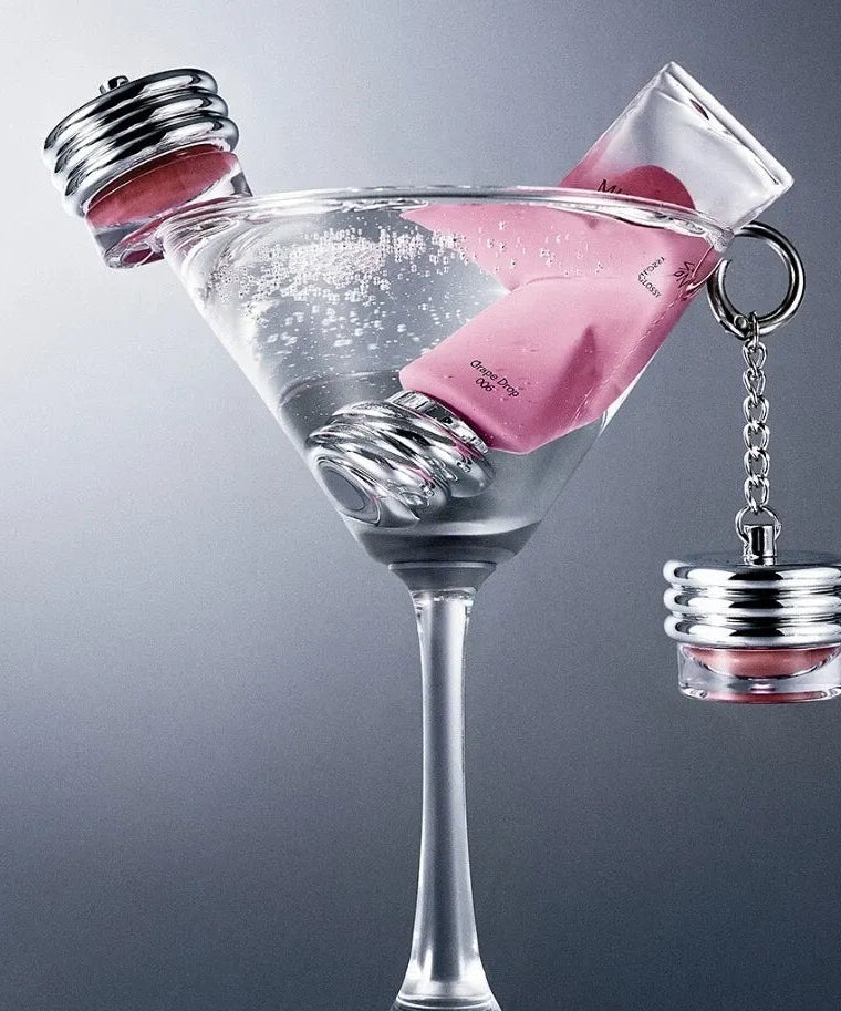 MUZIGAE MANSION Object Glossy avec design élégant, situé dans un verre à cocktail, idéal pour la décoration moderne.