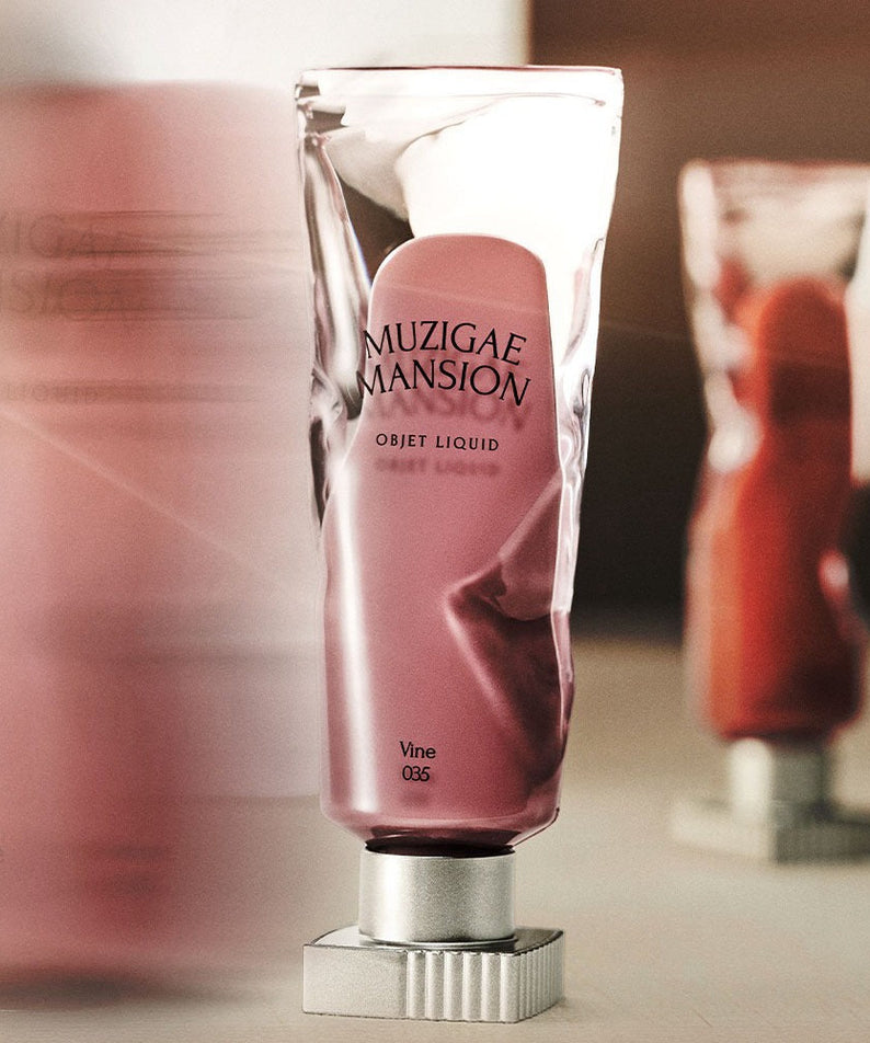 MUZIGAE MANSION Objet Liquid Tint : tube de teint liquide mauve sur fond de produits, marque en vue en boutique.