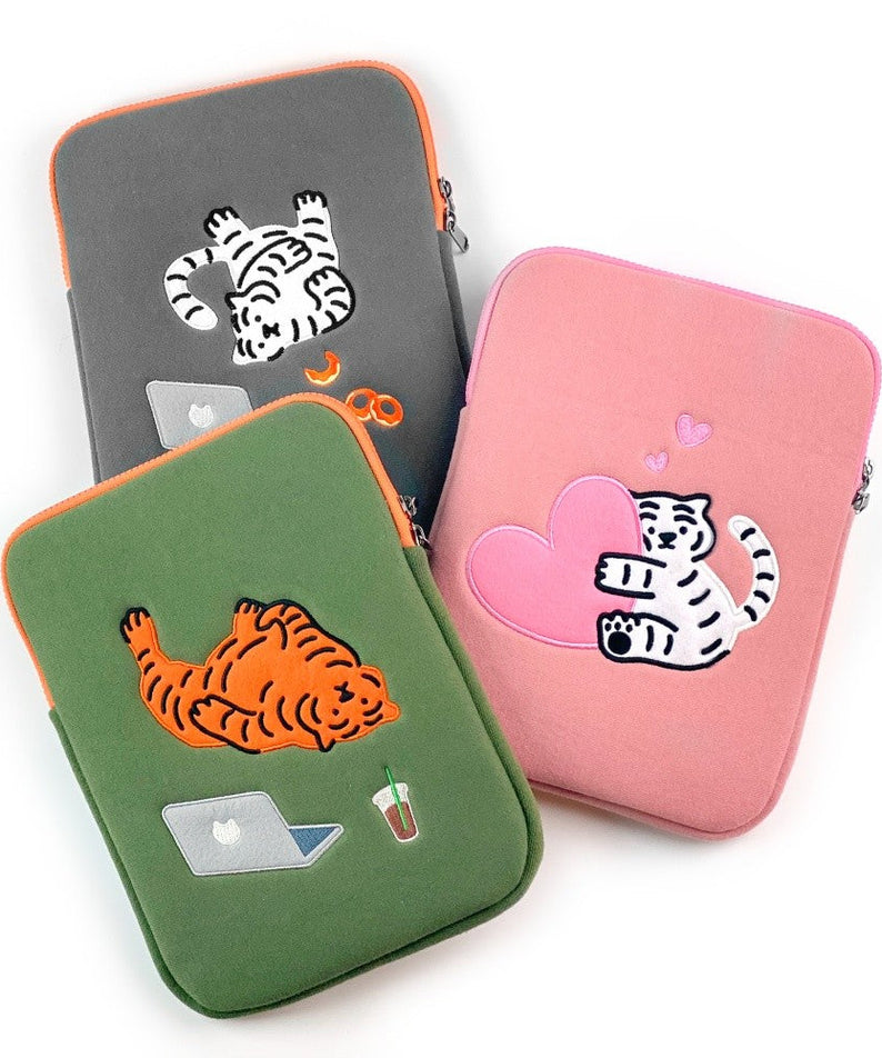 MUZIK TIGER Laptop/Tablet Pouch disponible sur Ma petite Coree, ton Eshop 100% K-beauty en direct de Seoul