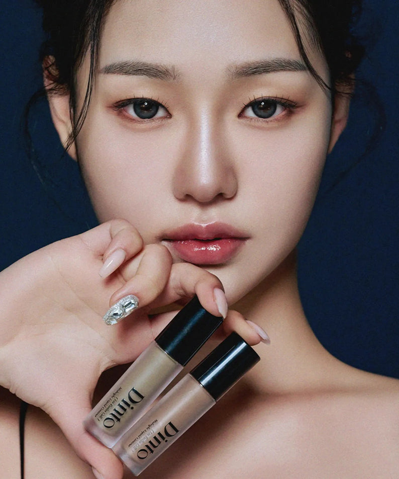 Femme tenant DINTO Midnight Liquid Contour 2 Types, maquillage sophistiqué avec effet contouring.