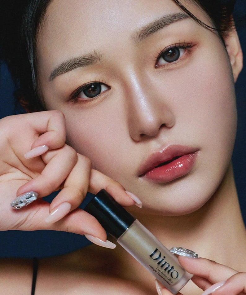 Femme tenant le DINTO Midnight Liquid Contour 2 Types, maquillage liquide élégant pour un contour parfait.