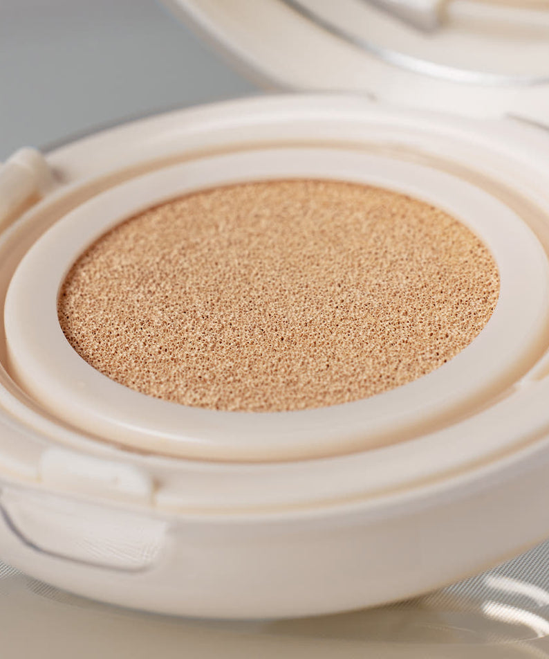 Mude Soft Silky Fit Cushion SPF50+ PA+++ Product + Refill, coussin crème beige de la marque Mude, gros plan maquillage.