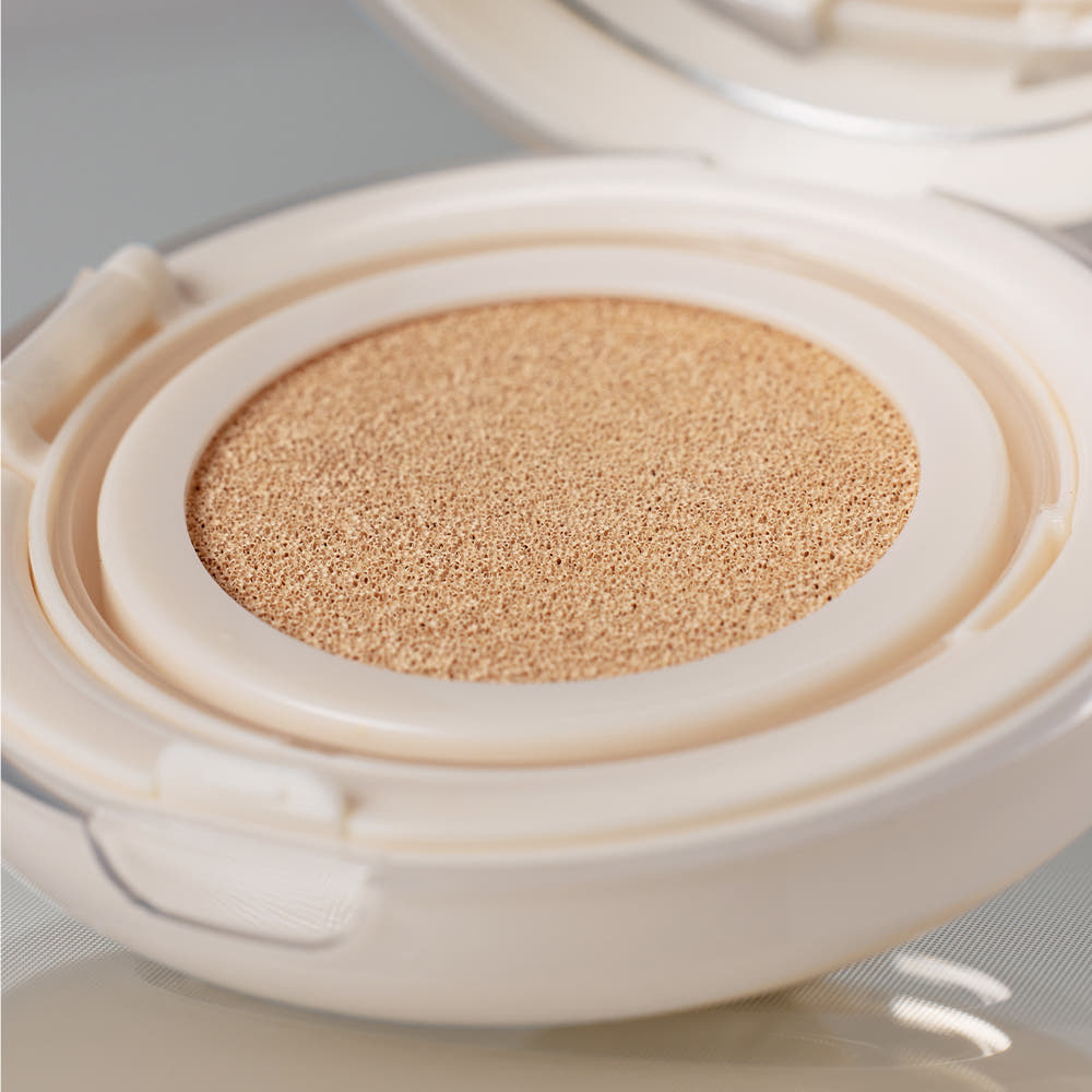 Mude Soft Silky Fit Cushion SPF50+ PA+++ Product + Refill, coussin crème beige de la marque Mude, gros plan maquillage.