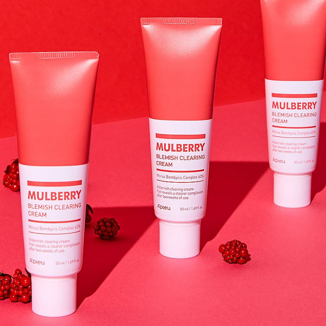 A'PIEU Mulberry Blemish Clearing Cream 50ml, tubes roses sur fond rouge, marque A'PIEU et baies visibles.