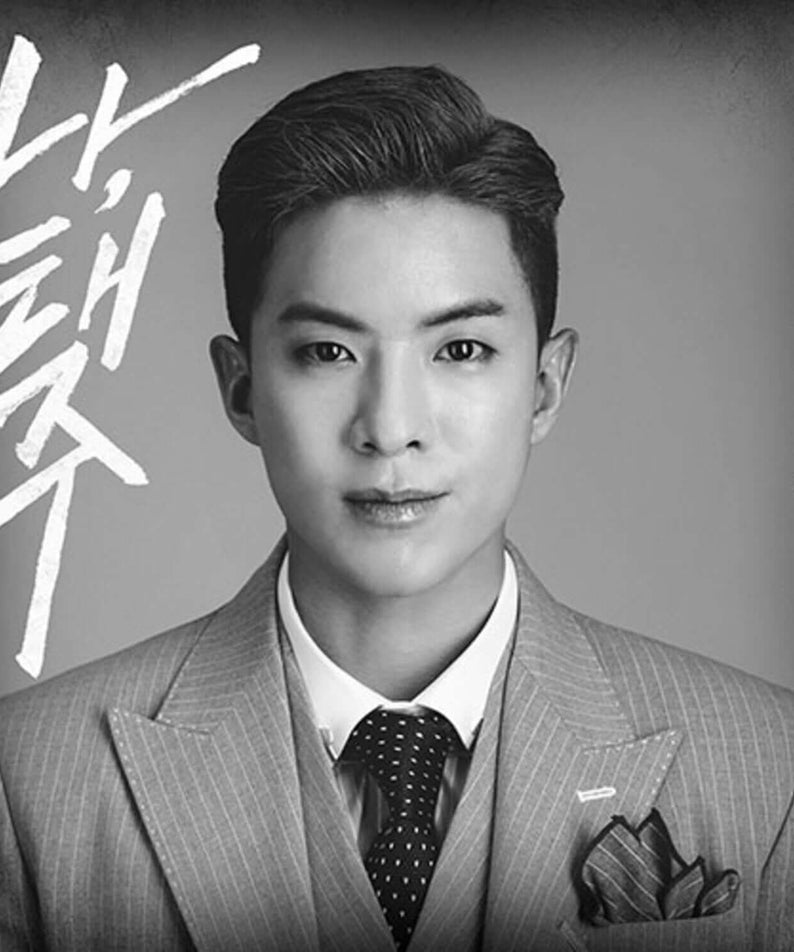 NA TAEJOO - (A VER.) - Album Kpop, couverture photo noir & blanc du chanteur, style éditorial de la marque.