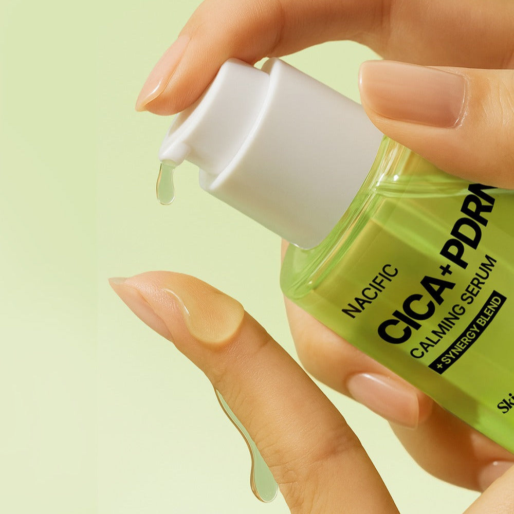 Décris l'image en français : NACIFIC Fresh Cica PDRN Calming Serum 50ml, mains versant une sérum vert citron.