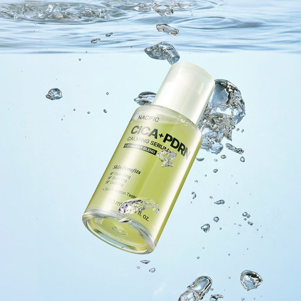 NACIFIC Fresh Cica PDRN Calming Serum 50ml, bouteille dans l’eau avec éclaboussures, marque NACIFIC, ambiance apaisante