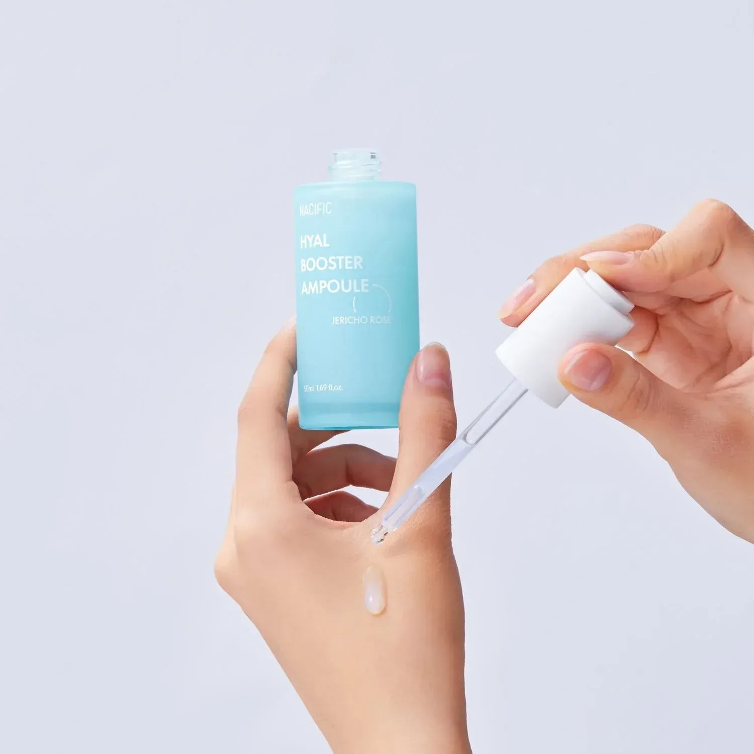 NACIFIC Hyal Booster Ampoule 50ml, marque NACIFIC : ampoule et texture appliquée au compte-gouttes sur fond clair.