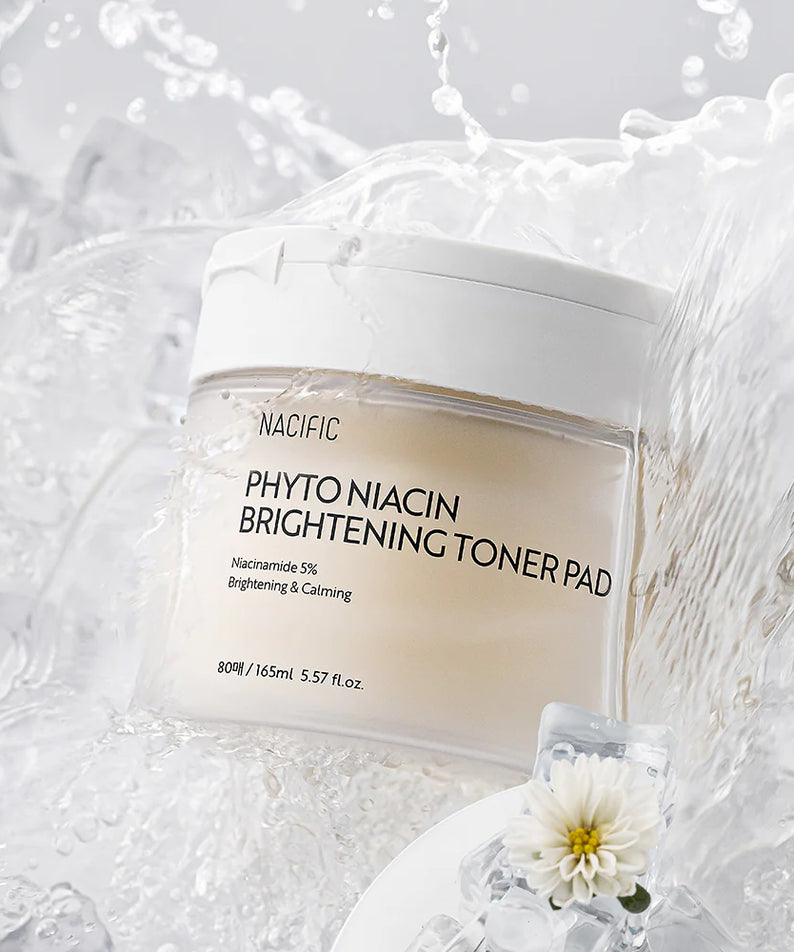 NACIFIC Phyto Niacin Brightening Toner Pads 80 Sheets/165ML en action dans un visuel rafraîchissant et lumineux.