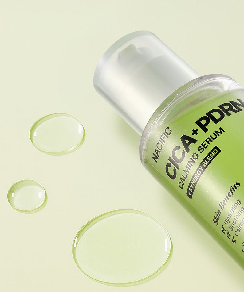 NACIFIC Fresh Cica PDRN Calming Serum 50ml flacon sur fond clair avec gouttes de sérum pour apaisement et hydratation de la peau.