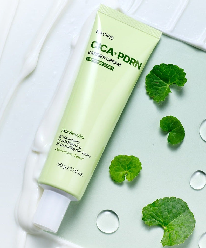 Crème barrière NACIFIC Fresh Cica PDRN 50g posée sur une surface avec des feuilles et gouttes d'eau pour une peau apaisée.