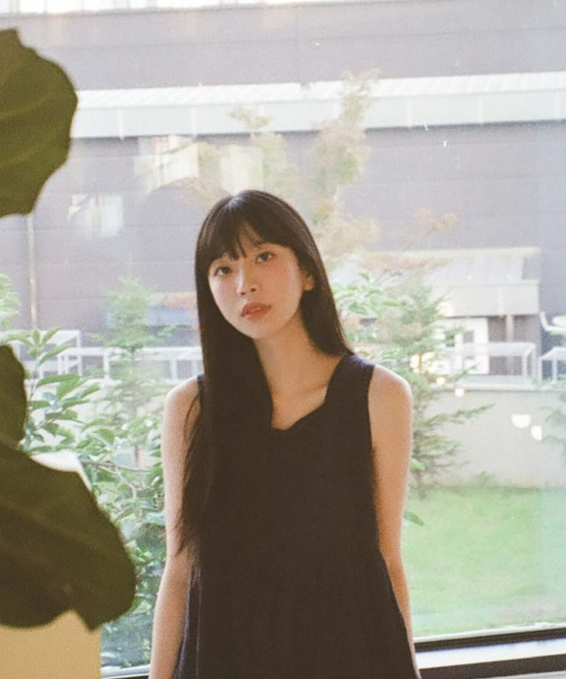 NAHEE - [Ending] - Album Kpop : jaquette du groupe NAHEE, portrait de la chanteuse en décor jardin lumineux