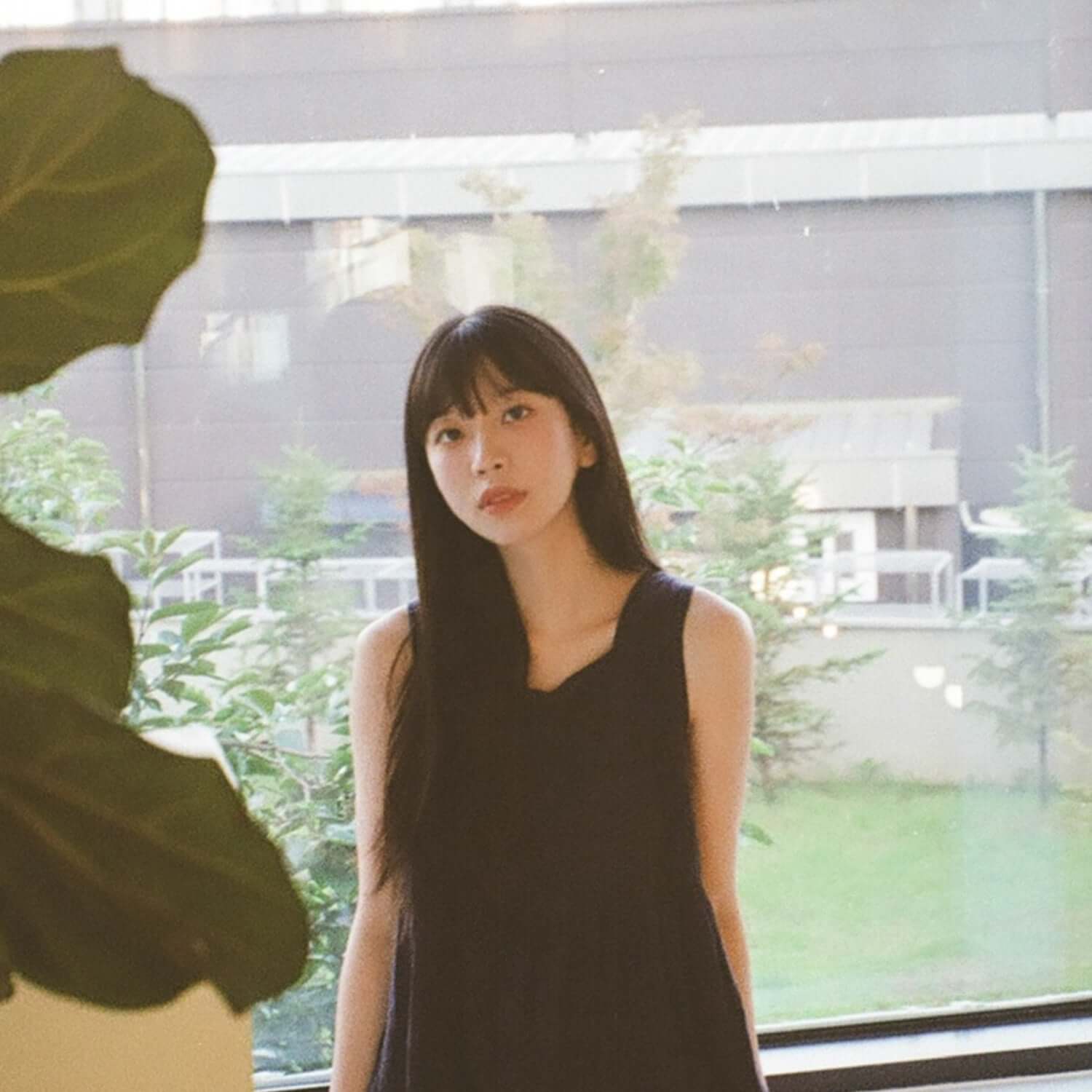 NAHEE - [Ending] - Album Kpop : jaquette du groupe NAHEE, portrait de la chanteuse en décor jardin lumineux