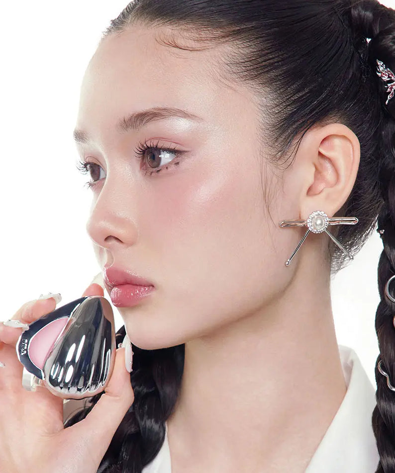 NAMING Blurry Cheek Balm 3g : femme appliquant un maquillage des joues, produit de la marque NAMING sur fond clair