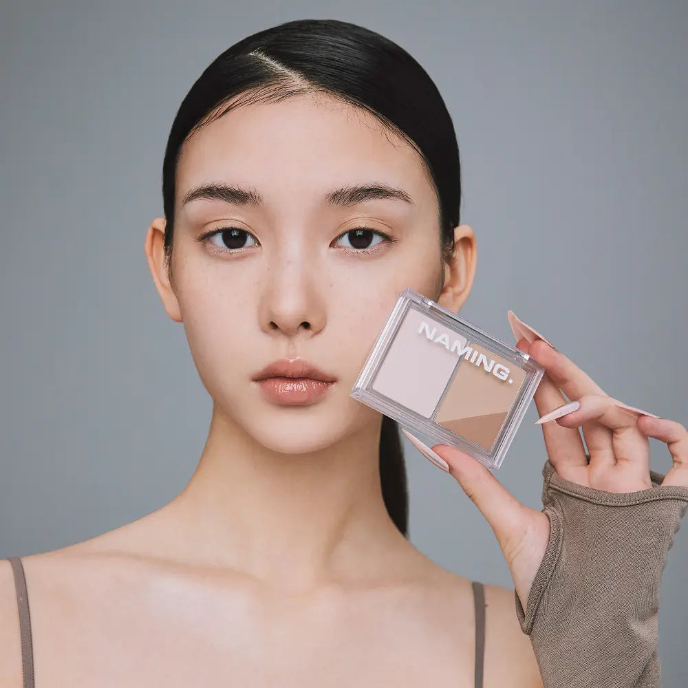 NAMING Fluffy Volume & Shading Duo, maquillage visage; modèle en studio avec poudre et shading, marque NAMING