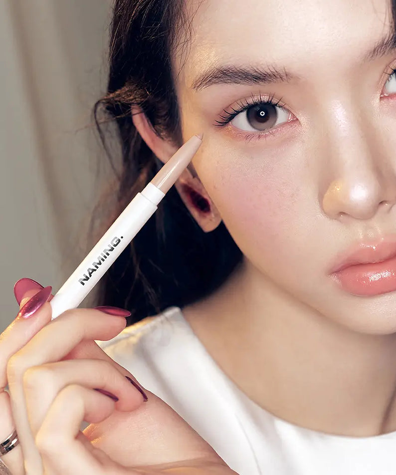 NAMING Pencil Dual Liner en gros plan : maquillage des yeux avec le crayon sous un éclairage doux, marque NAMING