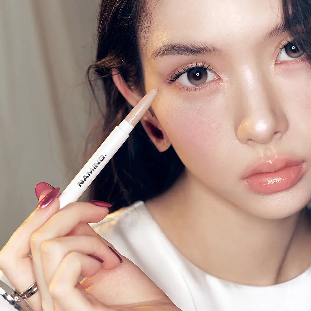 NAMING Pencil Dual Liner en gros plan : maquillage des yeux avec le crayon sous un éclairage doux, marque NAMING