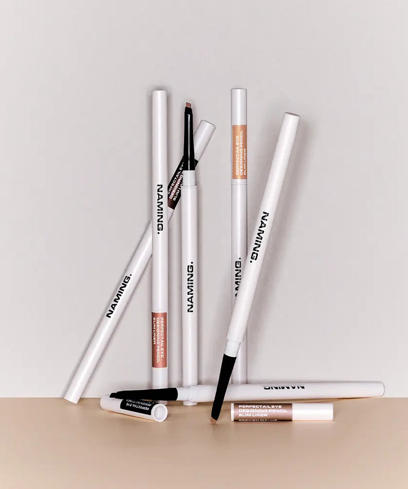 NAMING Pencil Slim Liner de la marque NAMING, sur fond clair, stylos maquillage alignés en contexte studio