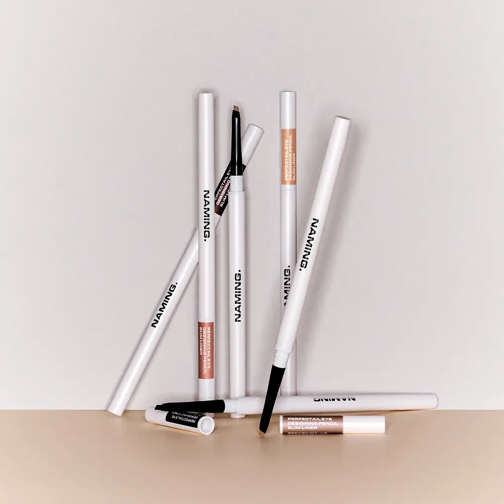 NAMING Pencil Slim Liner de la marque NAMING, sur fond clair, stylos maquillage alignés en contexte studio