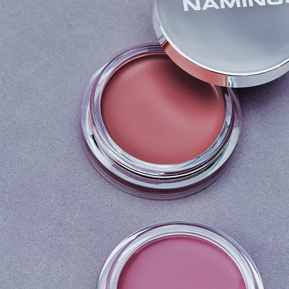 NAMING Softy Cream Blush 5 colors, marques NAMING, pots de blush crème sur fond gris, visuel rapproché.