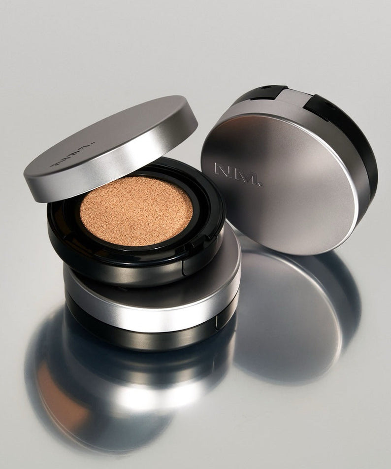 NAMING Layered Matte Fit Cushion de la marque NAMING, compact de maquillage au look métal sur fond clair.