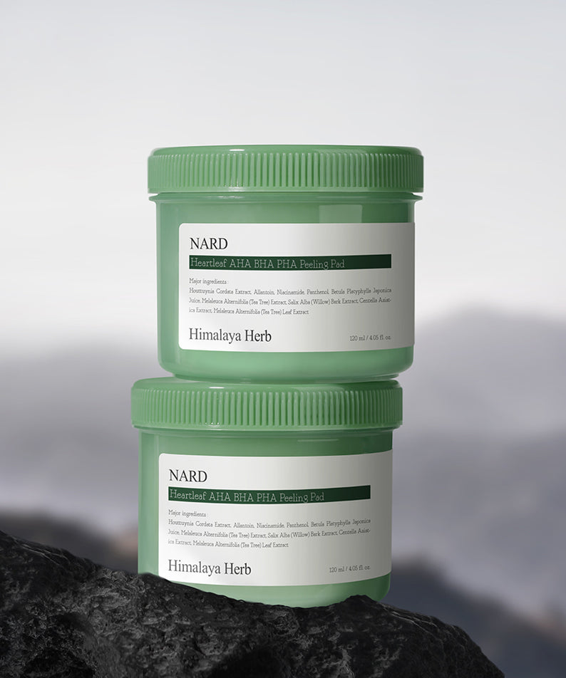 NARD AHA BHA PHA Peeling Pads 120ml 70 sheets NARD sur fond nature, deux pots verts en studio