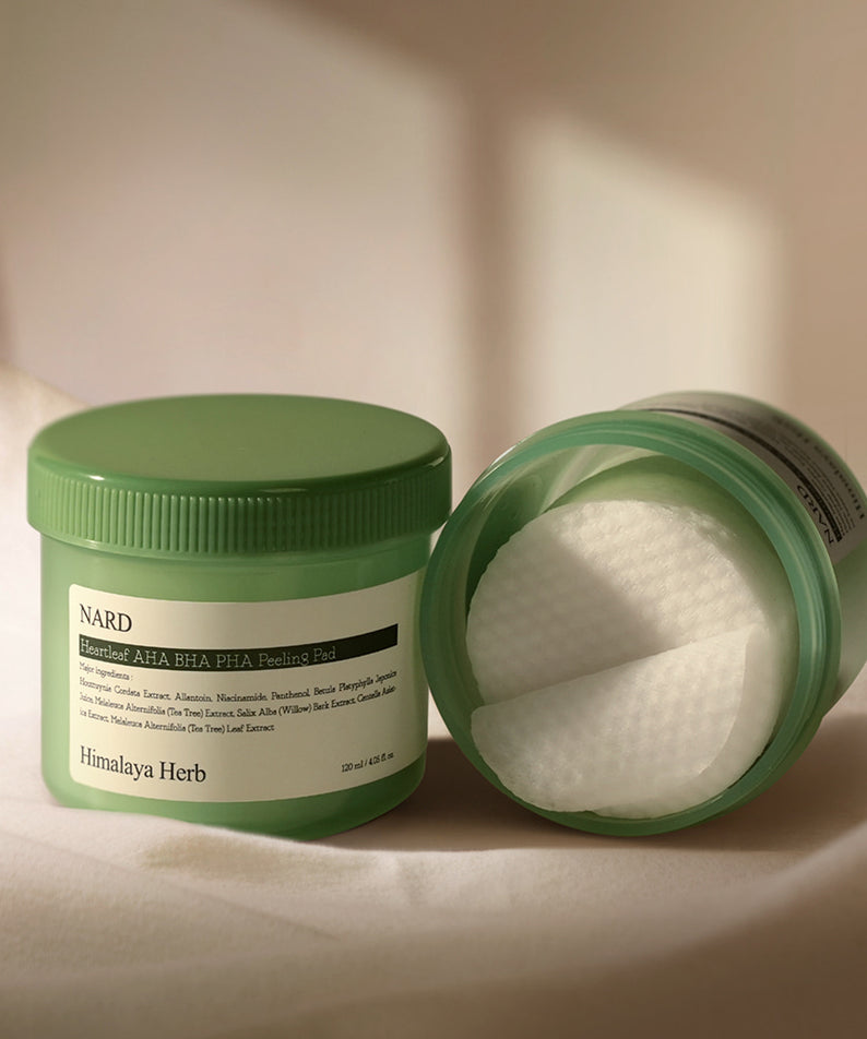 NARD AHA BHA PHA Peeling Pads 120ml 70 sheets : pots verts NARD avec disques de peeling sur fond clair