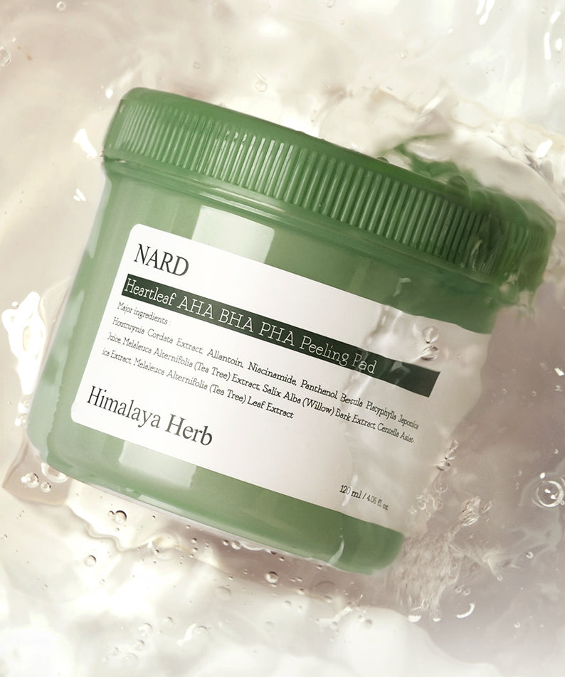 Décris l'image en français: NARD AHA BHA PHA Peeling Pads 120ml 70 sheets, marque NARD, sur fond eau, pot vert Himalaya Herb.