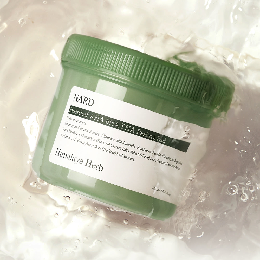 Décris l'image en français: NARD AHA BHA PHA Peeling Pads 120ml 70 sheets, marque NARD, sur fond eau, pot vert Himalaya Herb.