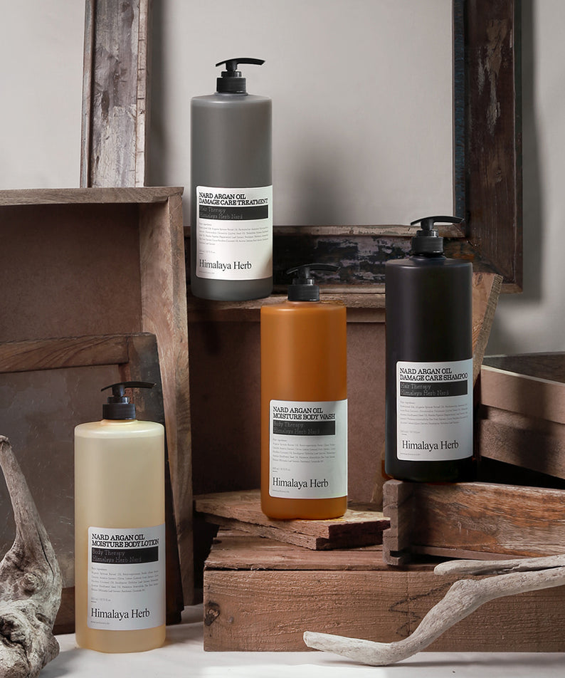 NARD Argan Oil Damage Care Shampoo 1500ml, marque NARD, flacon sur bois et salle de bain, contexte naturel.