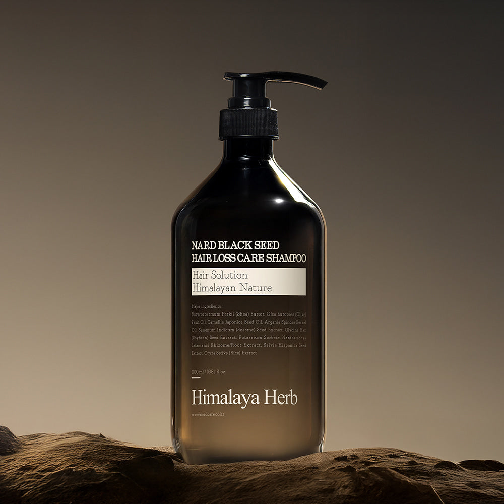 NARD Black Seed Anti-Hair Loss Shampoo 500ml de la marque NARD, flacon noir sur fond beige, contexte beauté capillaire.