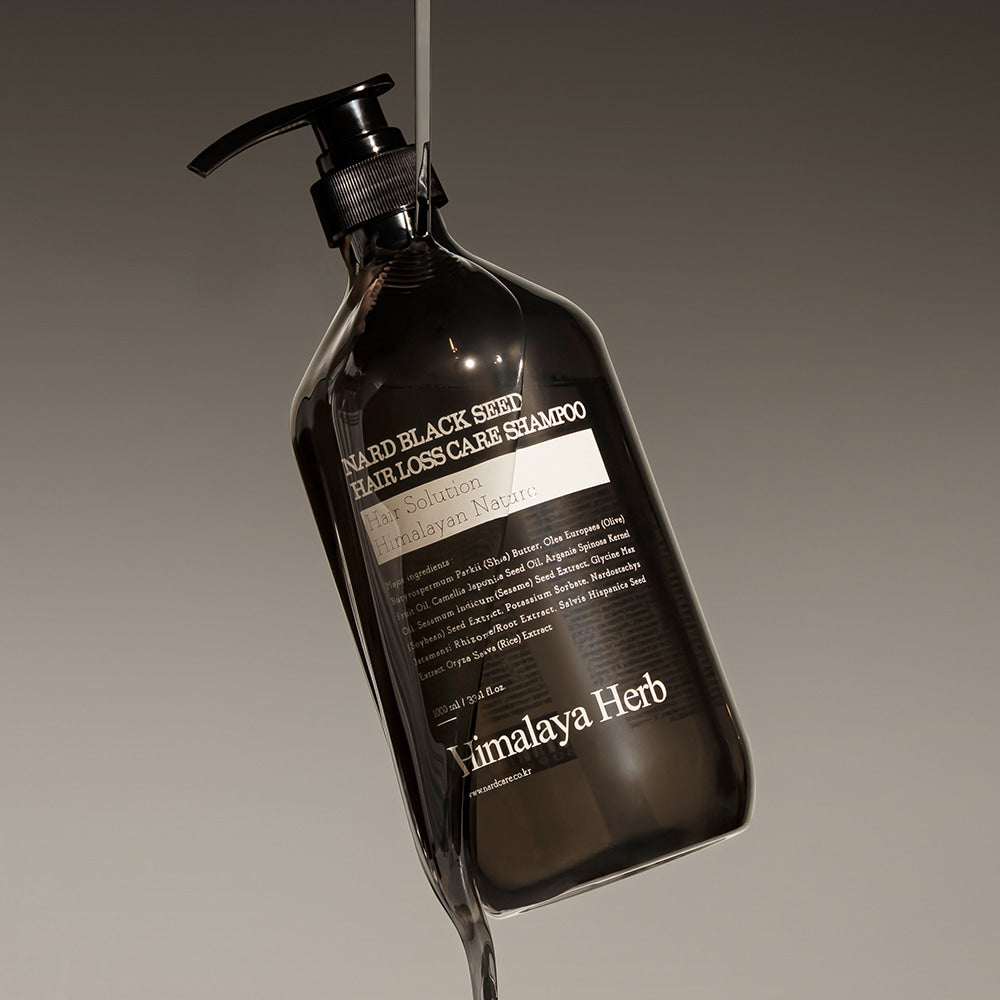 NARD Black Seed Anti-Hair Loss Shampoo 500ml, bouteille noire Himalaya Herb sur fond beige, vue produit.