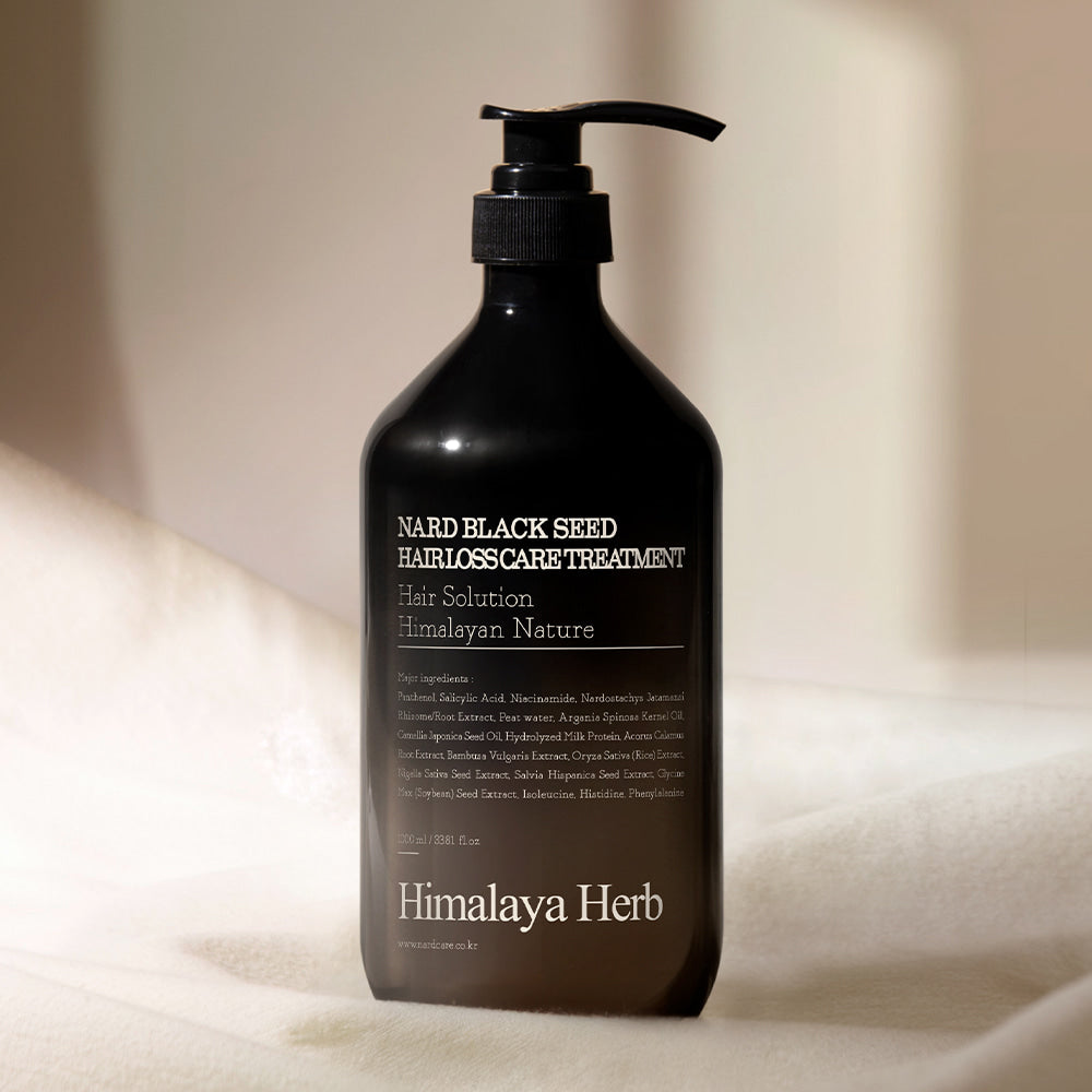 NARD Black Seed Hair Loss Treatment 1000ml, flacon noir avec pompe, marque NARD sur fond clair, contexte salle de bain