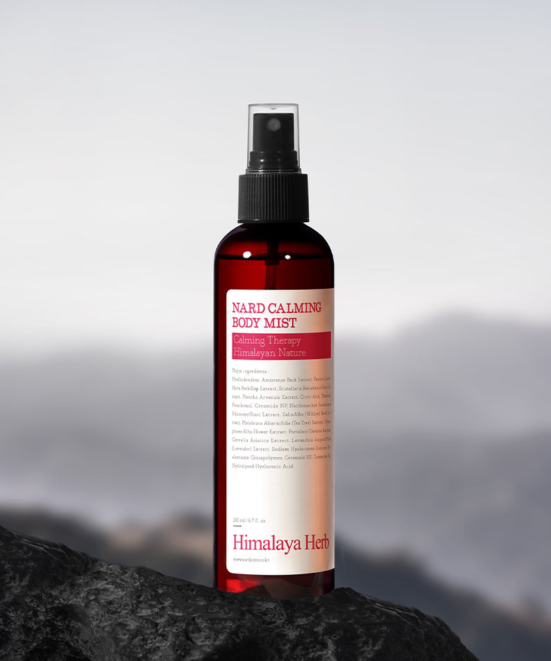 NARD Calming Body Mist 200ml de la marque NARD, flacon brume sur rocher face à montagnes, ambiance apaisante