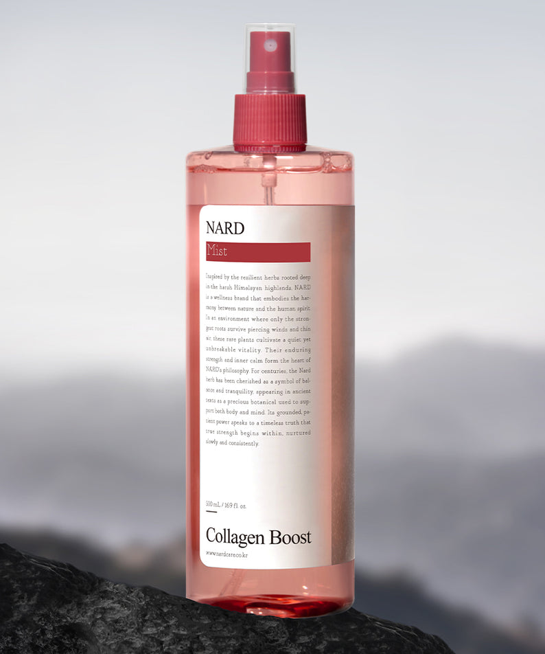 NARD Collagen Mist 500ml de la marque NARD, flacon spray rose sur rocher avec fond montagne, ambiance beauté