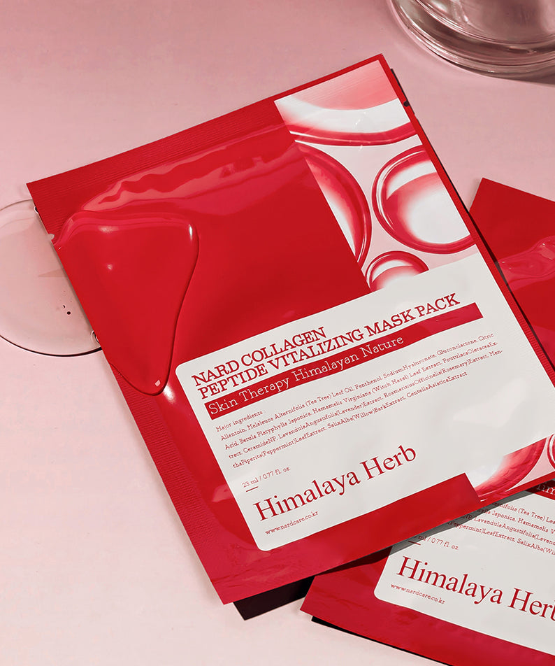 Décris l'image en français : NARD Collagen Peptide Vitality Mask Pack 23ml 30 sheets, masque d’Himalaya Herb sur table.