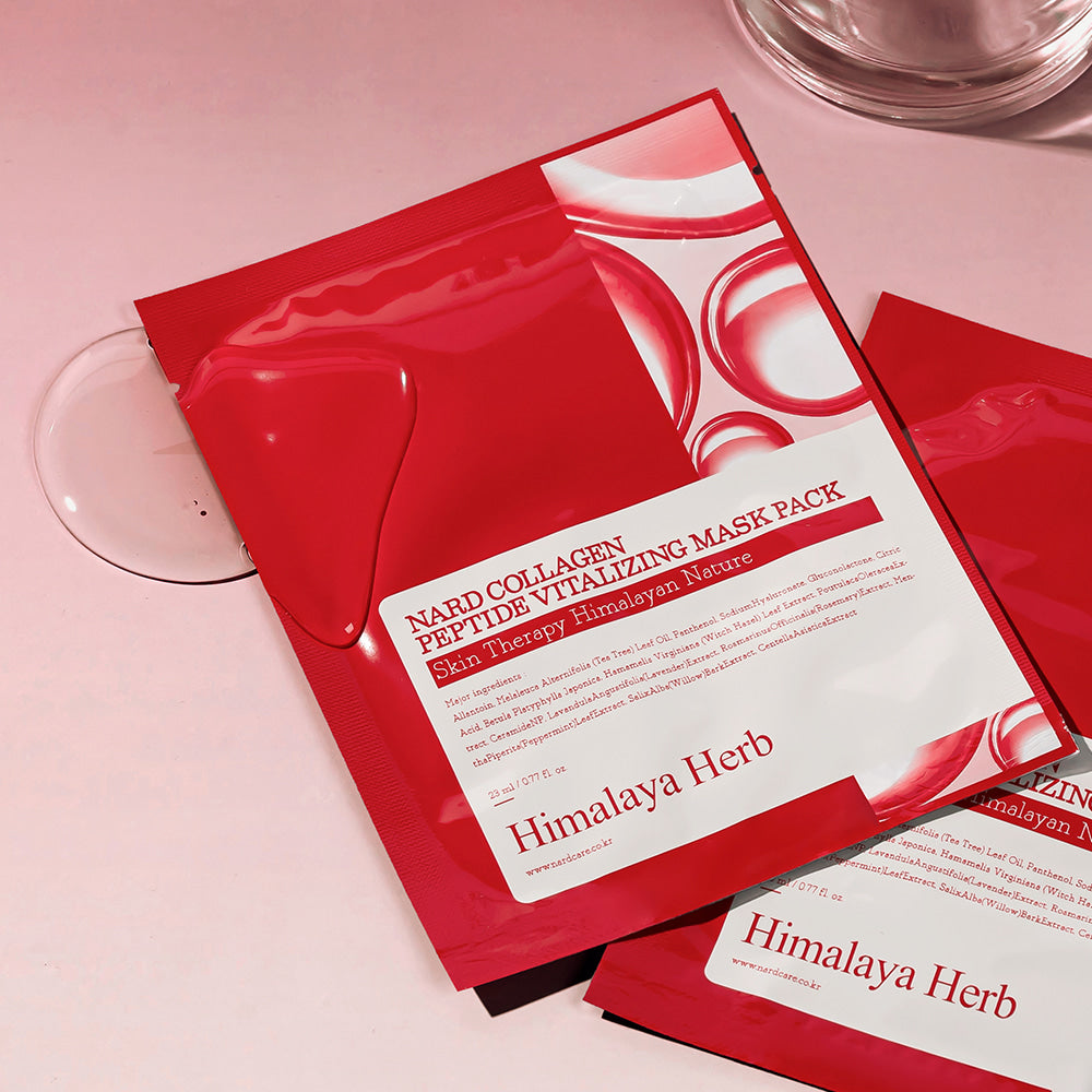 Décris l'image en français : NARD Collagen Peptide Vitality Mask Pack 23ml 30 sheets, masque d’Himalaya Herb sur table.