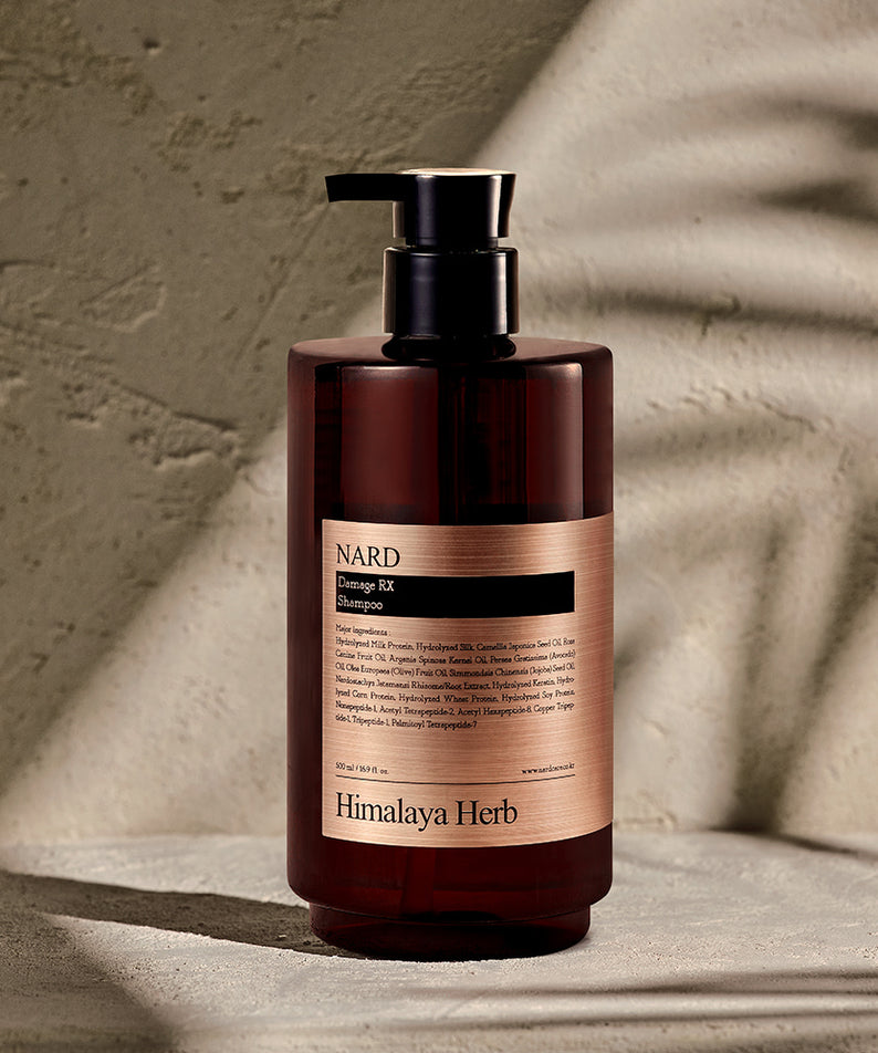 NARD Damage RX Shampoo 500ml, bouteille NARD Himalaya Herb sur tissu beige, lumière douce en studio.